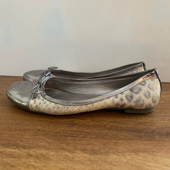 Tory Burch Verbena snakeskin silver ballet flats shoes- Size 8.5 - Picture 1 of 7